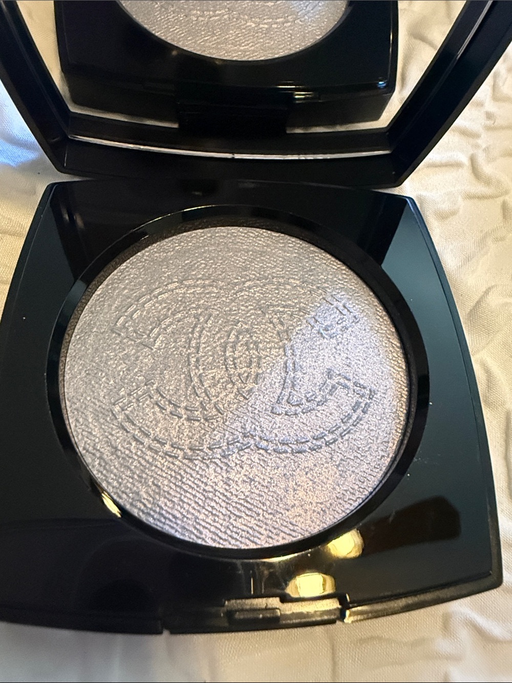 CHANEL Illuminating Powder Highlighter Compact in Coco Denim - Picture 3 of 4